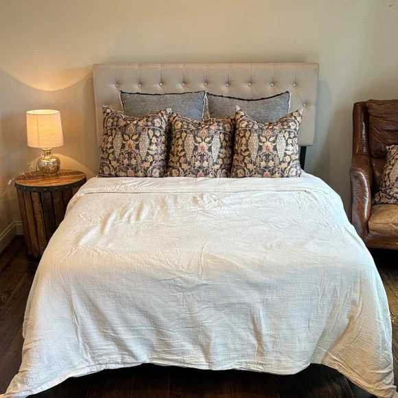 Elegant Cream comforter set - Queen comforter and two shams - Picture 4 of 8